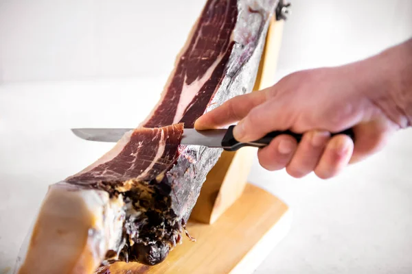 Gros Plan Sur Main Masculine Tranchant Jamon Iberica Pata Negra — Photo