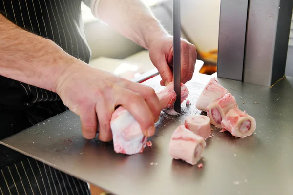 Butcher Sawing Marrow Bones Calf Femur Using Band Saw Butchery — Stock Photo, Image