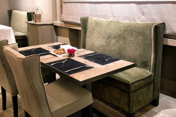 Elegante Restauranttafel Met Groene Pluche Overdekte Stoelen Zwarte Decor Coulissen — Stockfoto