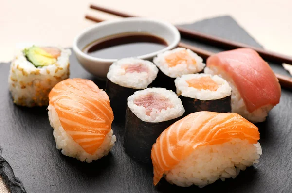 Auswahl Verschiedener Sushi Serviert Einer Mahlzeit Auf Einem Schwarzen Holztablett — Stockfoto