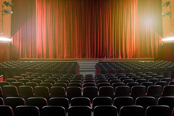 Gran Salón Teatro Iluminado Con Asientos Vacíos Vistos Desde Parte — Foto de Stock