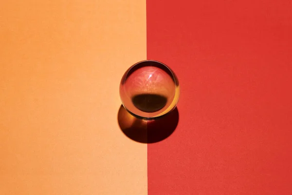 Esfera Vidrio Sobre Fondo Rojo Naranja Dividido Colocada Centro Sobre — Foto de Stock