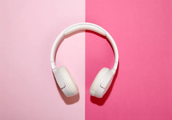 Auriculares Blancos Fondo Rosa Tono Dúo Colocados Sobre Centro Con —  Fotos de Stock