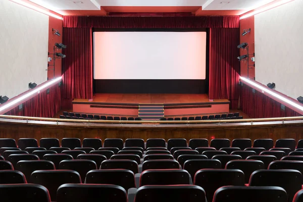 Intérieur Cinéma Avec Des Sièges Vacants Les Rideaux Rouges Ouverts — Photo