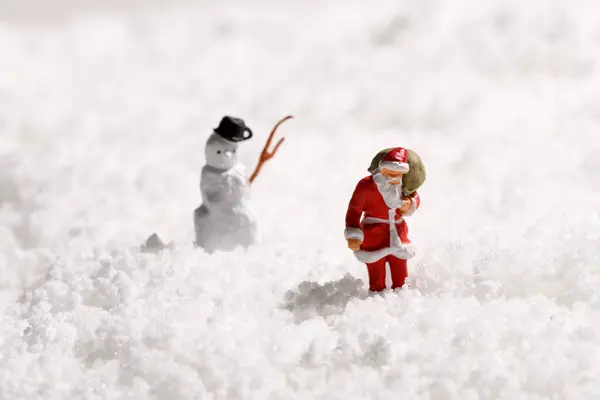 Minyatür Noel Baba Kış Karları Içindeki Bir Kardan Adam Geleneksel — Stok fotoğraf