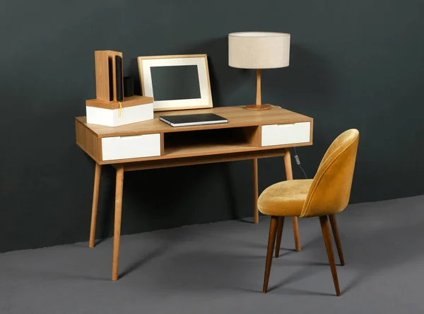 Oude Vintage Houten Bureau Met Retro Tafellamp Fotolijstje Fauteuil Een — Stockfoto