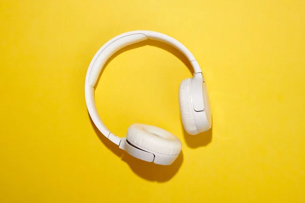 Par Auriculares Estéreo Blancos Sobre Fondo Amarillo Con Lugar Sombra —  Fotos de Stock