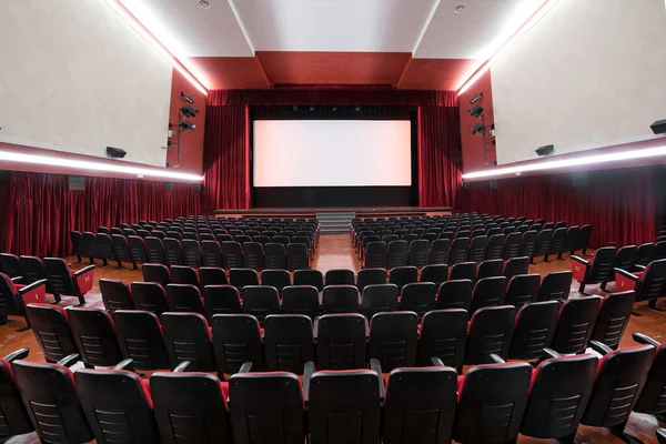 無人の舞台を見下ろす空の赤いシートの建築と行を示す映画館の内部の広い角度ビュー — ストック写真
