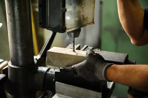 Worker Drilling Aluminium Block Large Industrial Bench Drill Workshop Close — Stock Photo, Image