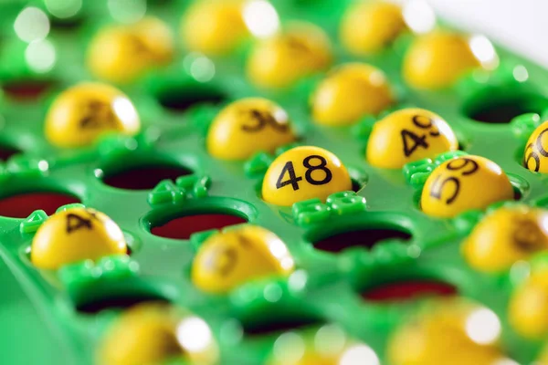 Palline Bingo Gialle Colorate Con Focus Selettivo Numero Fortunato Centro — Foto Stock