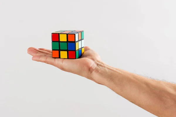 Homem Segurando Cubo Rubiks Não Resolvido Quebra Cabeça Palma Mão — Fotografia de Stock