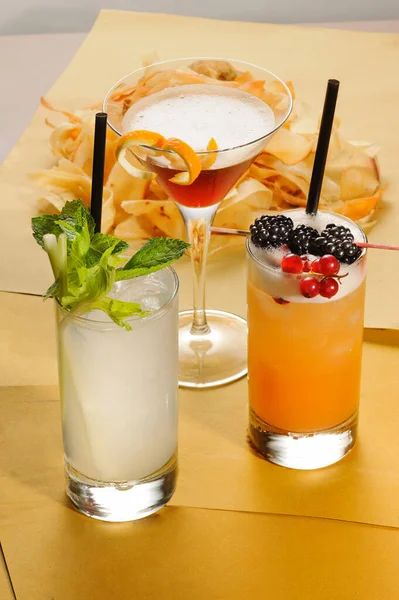 Drei Verschiedene Alkoholische Cocktails Serviert Mit Frischem Obst Und Einem — Stockfoto
