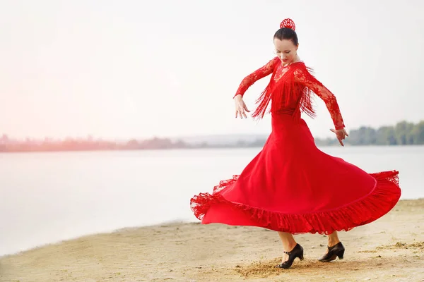 Kvinna dansare bär röd klänning — Stockfoto