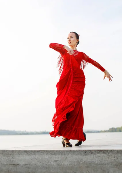 Mujer bailarina vistiendo vestido rojo — Foto de Stock