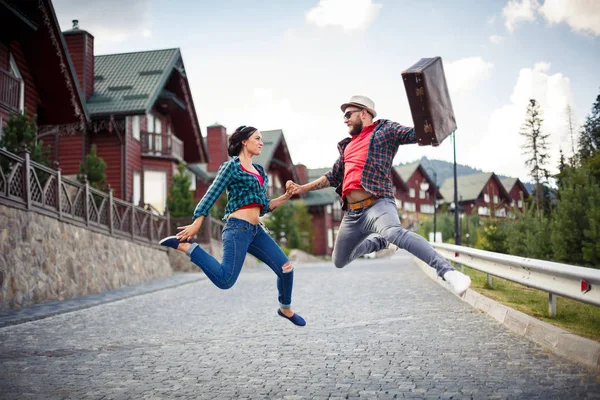 Divertente amorevole coppia insieme saltando le strade — Foto Stock