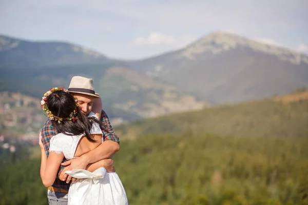 山での結婚式。幸せなカップルの愛の抱擁で — ストック写真