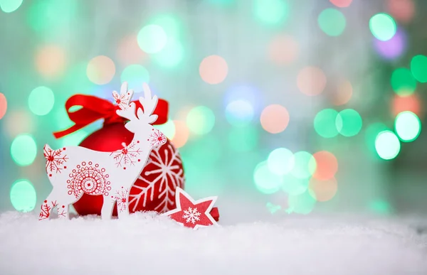 Venado decorativo y bola roja en la luz desenfocada de Navidad Bokeh — Foto de Stock