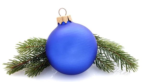 Decorações de Natal bola azul e ramos de abeto isolados — Fotografia de Stock