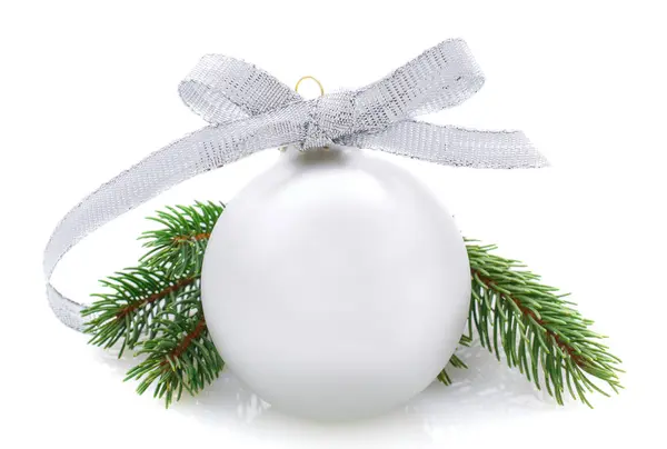 Zilveren kerst bal en Spar takken geïsoleerd op wit — Stockfoto