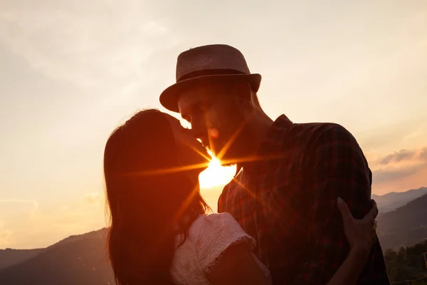 História de amor. silhuetas de casal no pôr do sol.s — Fotografia de Stock