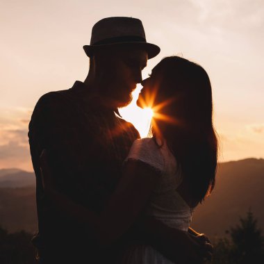 günbatımı üzerinde çiftin siluetleri