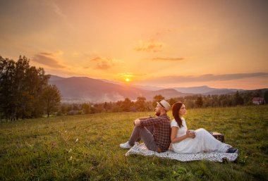 iki beyaz ekose aşktan sonra. arka plan dağlarda günbatımı