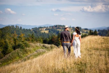 dağların fon karşı Romantik Çift.