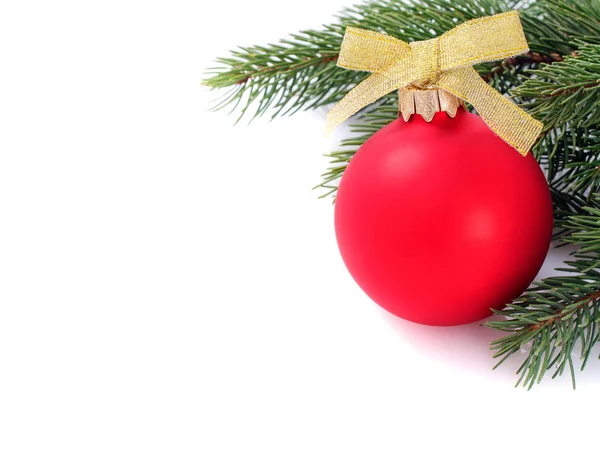 赤いクリスマス ボールとモミの枝。分離されたクリスマスの装飾 — ストック写真