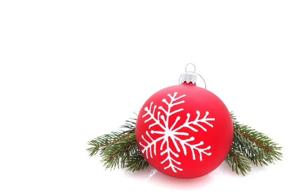 Bola de Natal vermelho com ornamento dourado no branco — Fotografia de Stock