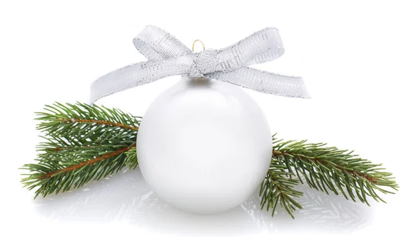 Bola de Natal de prata e ramos de abeto isolados em branco — Fotografia de Stock