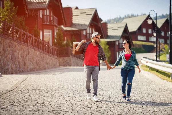 Coppia amorevole passeggiando per le vie della città con valigia — Foto Stock