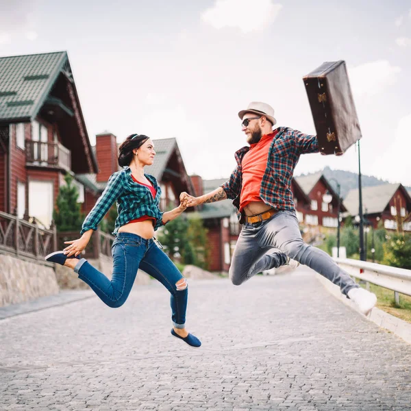 Felice coppia amorevole insieme saltando per le strade — Foto Stock