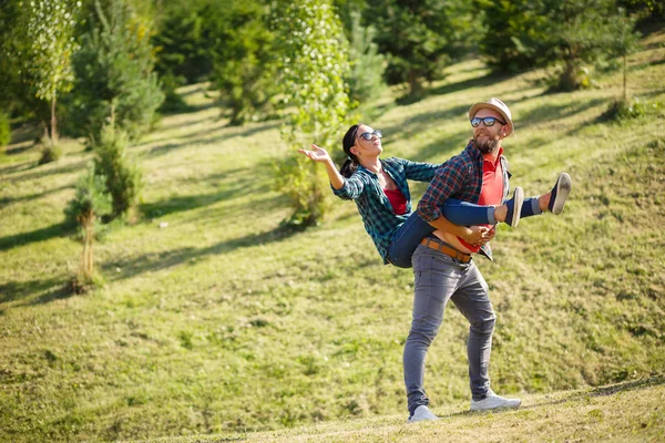 Coppia amorevole divertirsi in campo — Foto Stock