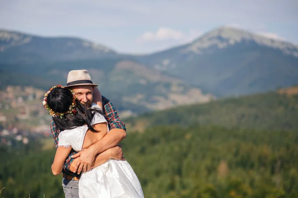 Boda en las montañas. feliz pareja en el amor abrazos —  Fotos de Stock