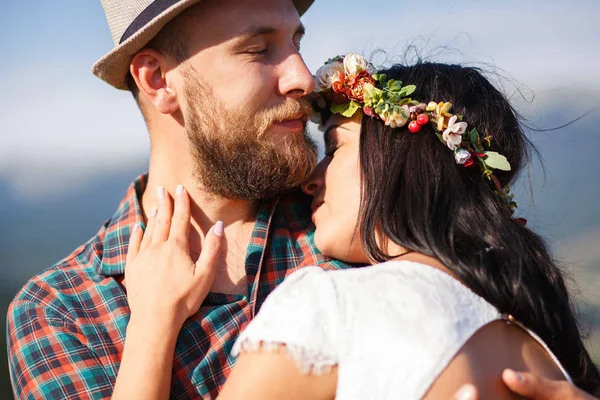 Portret szczęśliwy pary. Brodaty mężczyzna i brunetka w wieniec. — Zdjęcie stockowe