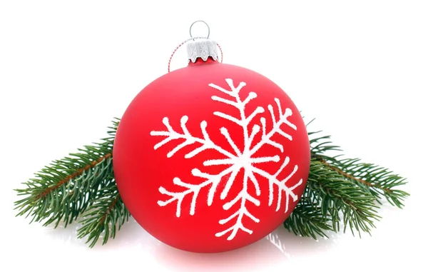 Красный рождественский шар с золотым орнаментом на белом — стоковое фото