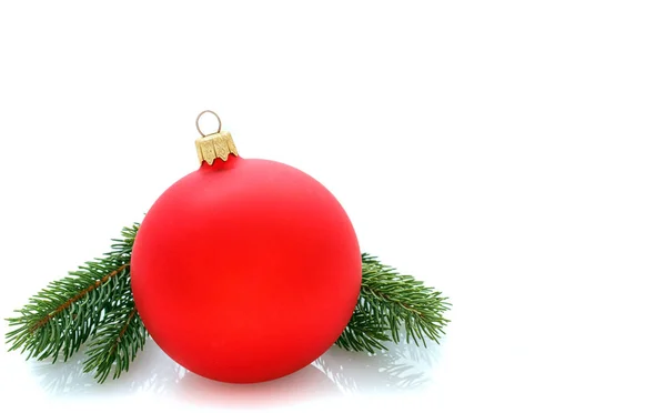 Рождественский красивый блестящий шар и еловые веточки на белом — стоковое фото