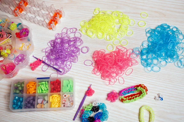 Elásticos coloridos e dispositivos para tecelagem de pulseira de borracha — Fotografia de Stock