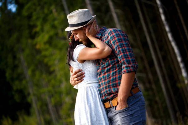 森でロマンチックな愛情のあるカップル — ストック写真