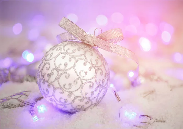 Kerstmis zilver bal en sneeuw — Stockfoto
