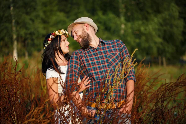 Älskande par i fältet — Stockfoto