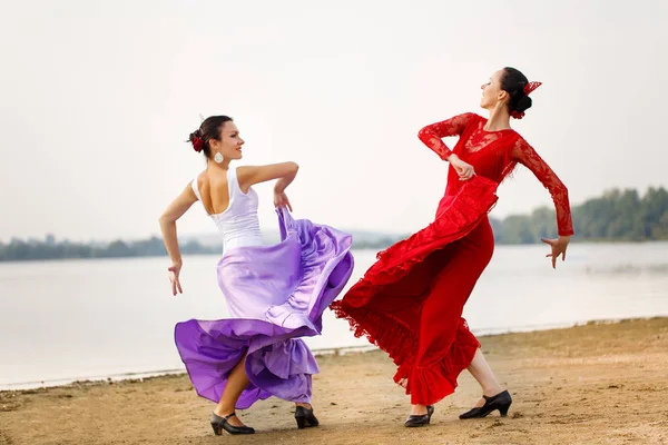 Kvinnans dansare iklädd röd klänning — Stockfoto