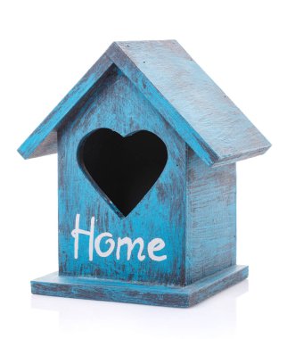 Beyaz bir arka plan üzerinde kuş evi.