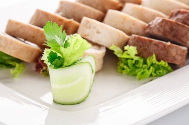 bir beyaz arka plan yakın uo dilimlenmiş rulo köfte