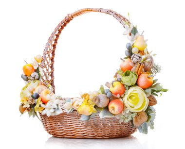meyve ve çiçekler üzerinde beyaz bir arka plan ile sepet dekore