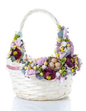 Boş sepet beyaz zemin üzerine dekore edilmiştir