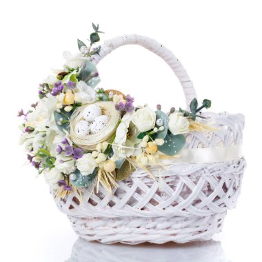 Beyaz zemin üzerine çiçeklerle süslü sepet