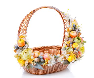 hasır sepet beyaz meyve ile dekore edilmiş