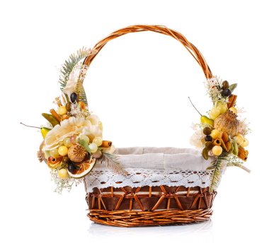 hasır sepet beyaz meyve ile dekore edilmiş