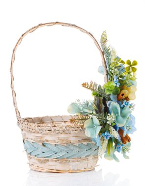 beyaz zemin üzerinde Paskalya sepeti